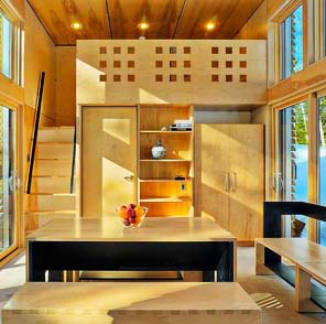 Sala de estar de uma casa pré-fabricada de madeira