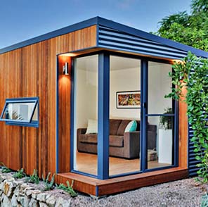 Casa prefabricada container revestida de madera con ventanal
