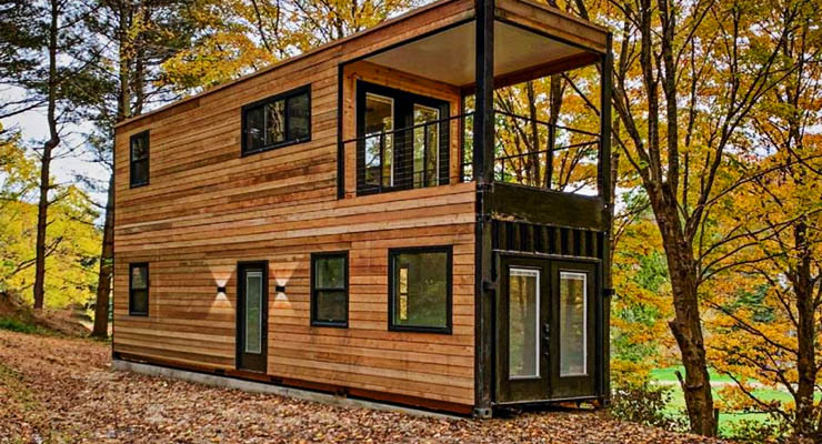 Casa prefabricada hecha con containers revestidos en madera