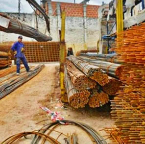 Trabajador de corralón observando los materiales acopiados