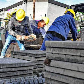 Trabajadores moviendo materiales de construcción