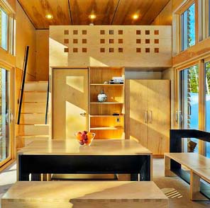 Living de una casa prefabricada de madera