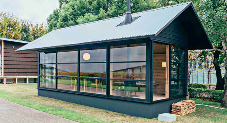 Casa prefabricada minimalista con grandes ventanales