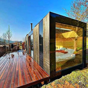 Casa modular pequeña con deck de madera
