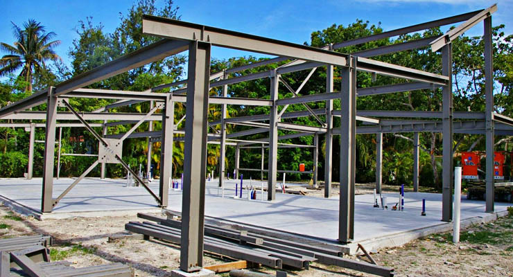 Estructura montada parcialmente de una casa hecha con steel framing