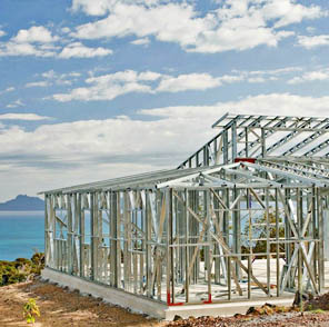 Estructura de una casa de steel framing frente al mar