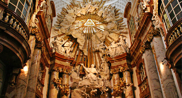 Interior de una Catedral construida con estilo arquitectónico barroco