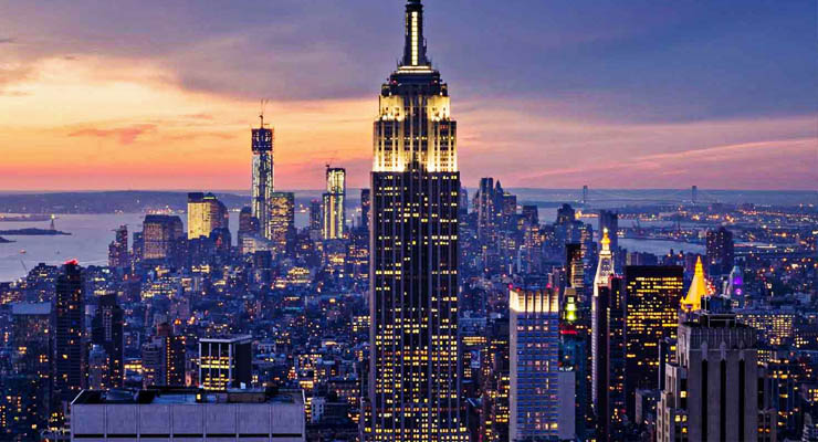 Empire State Building con las luces de su interior prendidas