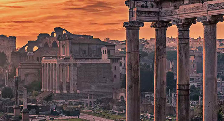 Vista aérea del Foro Romano con el atardecer de fondo