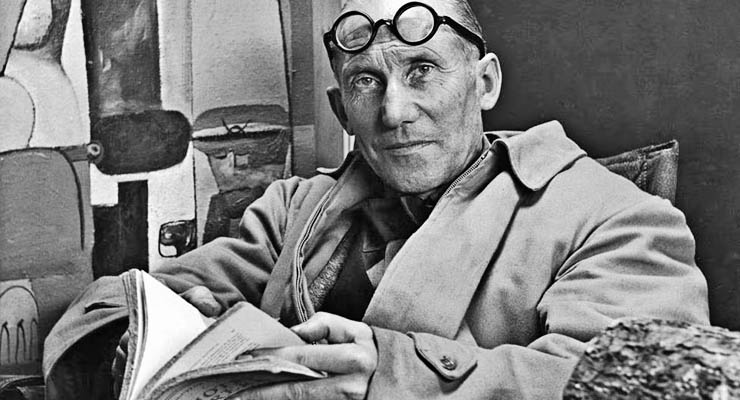 Foto de Le Corbusier leyendo un libro en blanco y negro 