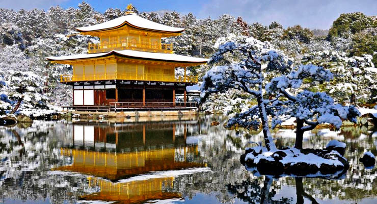 Pabellón Dorado de Kioto en un paisaje nevado
